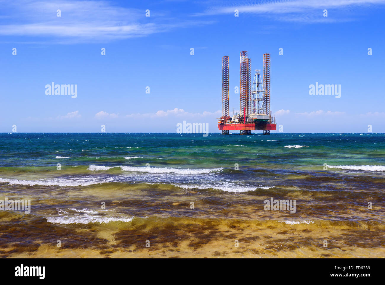 Meer-Station der Gasproduktion. Bohrplattformen im Meer bei Sonnenaufgang vor blauem Himmel Stockfoto