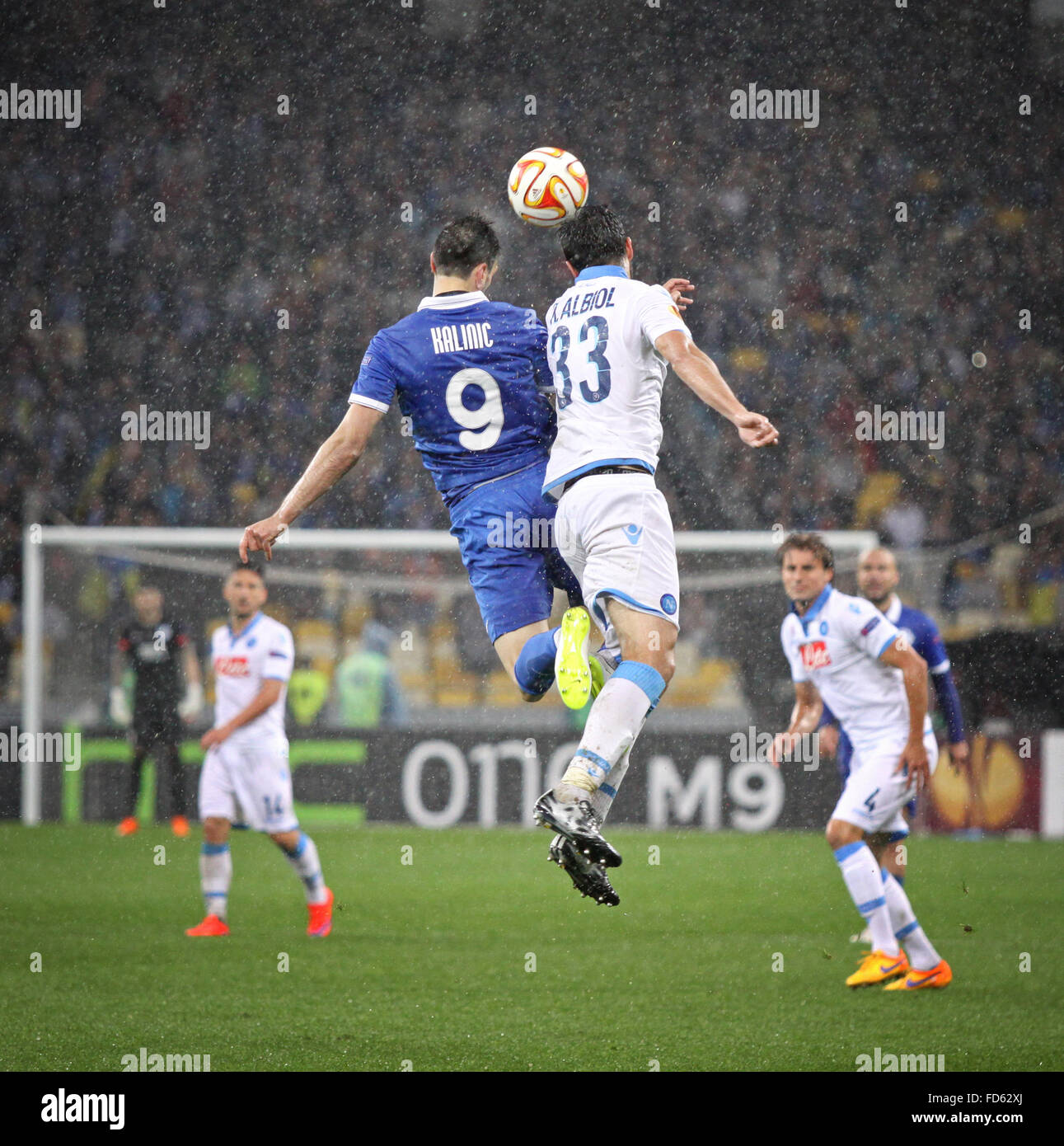 Kiew, UKRAINE - 14. Mai 2015: Nikola Kalinic des FC Dnipro (L) kämpft für einen Ball mit Raul Albiol des SSC Napoli während der UEFA Stockfoto