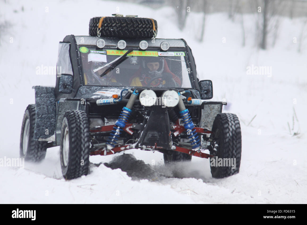 Kiew, UKRAINE - 13. Februar 2010: die Quad-Bike-Fahrer Andriy Guta und Anton Fink (Baggi) fahren Sie über Schnee zu verfolgen, während der Rallye Baja Kyiv-2010 am 13. Februar 2010 in Kiew Stockfoto