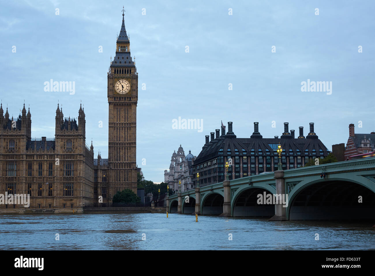 Big Ben und Brücke, Verkehr auf der Brücke in der Abenddämmerung in London, natürliches Licht und Farben am frühen Morgen bewölkt in London Stockfoto