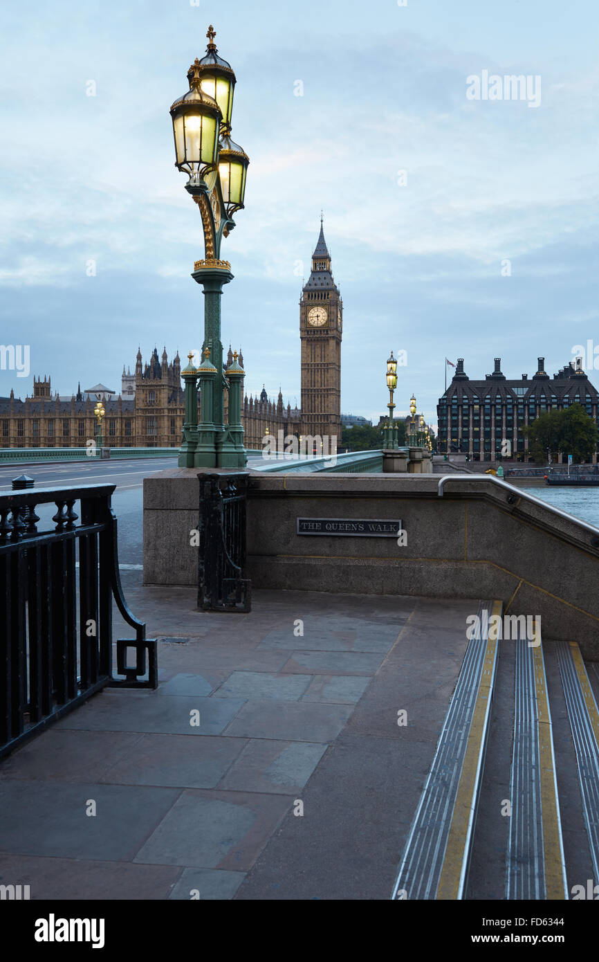 Big Ben und Brücke, niemand am frühen Morgen in London, natürliche Farben und Lichter Stockfoto