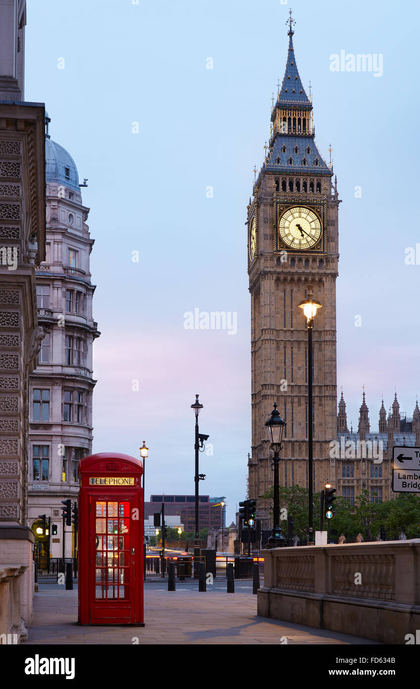 Big Ben und roten London Call Feld in den frühen Morgenstunden, natürlichen Farben und Lichter Stockfoto