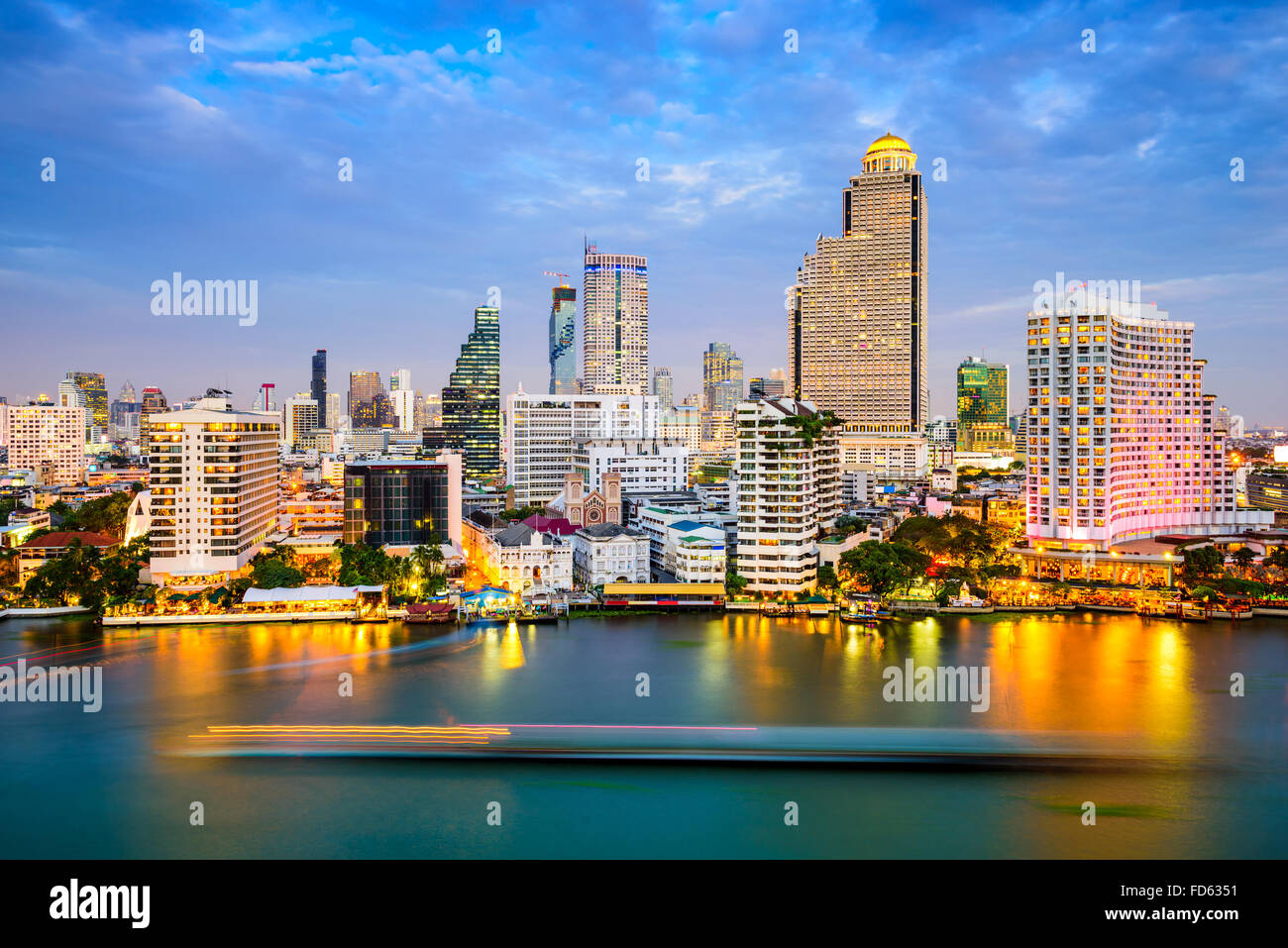 Skyline von Bangkok, Thailand auf den Fluss Chao Phraya. Stockfoto