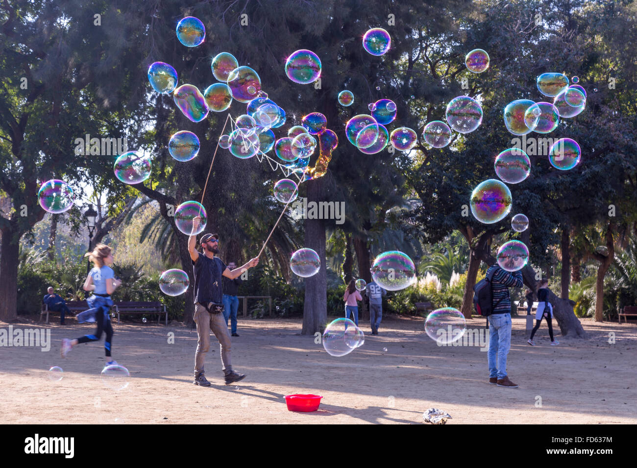 Streetart-Künstler macht große Seifenblasen in den Park De La Ciutadella, Barcelona, Spanien Stockfoto