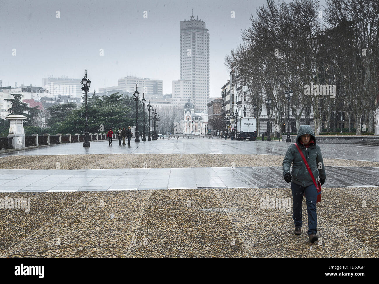 Ein Mann zu Fuß unter dem Schnee in der Stadt Madrid Stockfoto