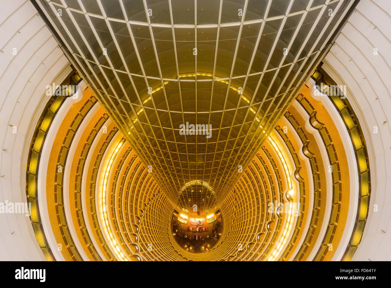 Das Grand Hyatt Shanghai angesehen von oben auf das Atrium in Shanghai, China. Stockfoto