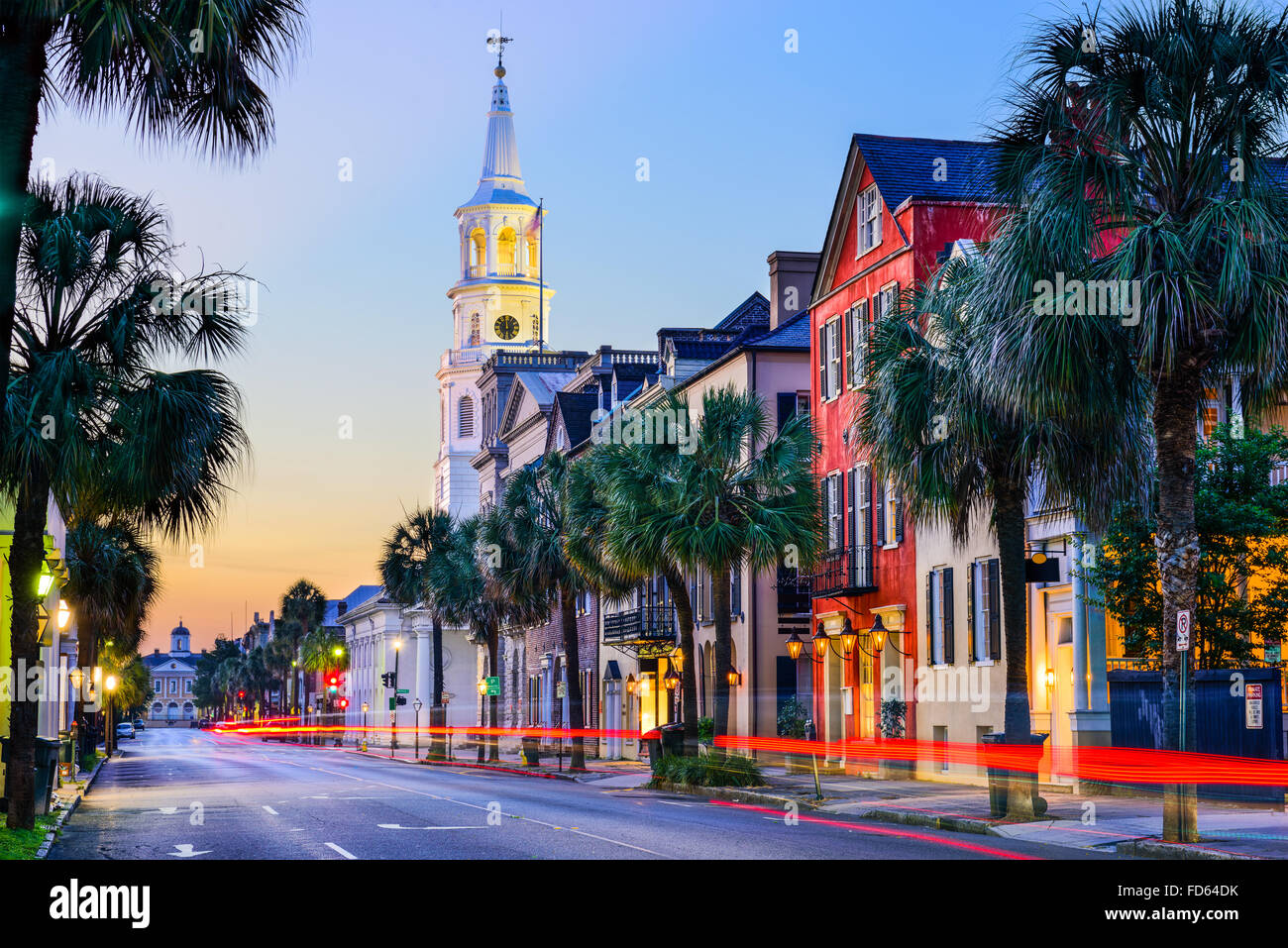 Charleston, South Carolina, USA Stadtbild im historischen French Quarter in der Dämmerung. Stockfoto