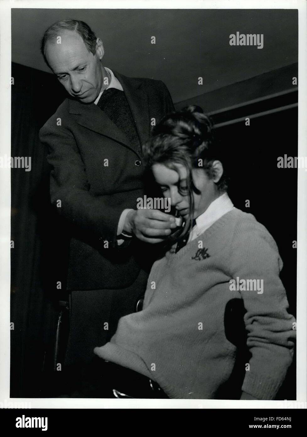 1961 - Rom Januar 1961 Stadium Direktor Alexander Forsen von New York, hat eine ähnlich dramatische Schule in Rom eröffnet '' Actor es Studio'' bereits vollem Gange in New York City. Das wichtigste Merkmal des Studiengangs Forson gehört zu seinen Schülern eine ausgeprägteres Sensibilität beizubringen. Der Glaube an die Theorie, dass eine bessere Sensibilityof die Sinne schafft ein tieferes künstlerische Gefühl in die Seters, hat Forsen seine eigene Methode in diese Qualitäten herauszuarbeiten. Er fragt seine Schüler, ihre Augen zu schließen und befiehlt ihnen, ein Objekt (Taschentuch, Bleistift, andere Elemente) berühren. Er fordert sie auf, eine Parfüm riechen kann, kann er t Stockfoto