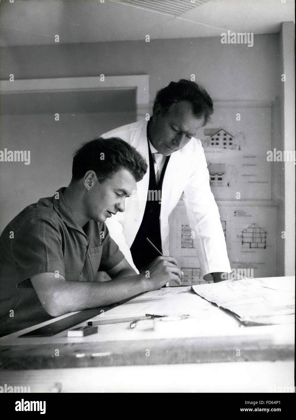 1958 - Foto zeigt Wolf Rüdiger Hess zusammen mit seinem Meister, dem Immenstadt Architekt Martl Kuchle. © Keystone Bilder USA/ZUMAPRESS.com/Alamy Live-Nachrichten Stockfoto