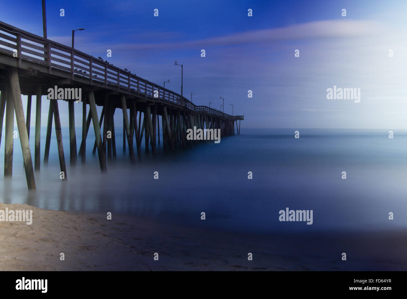 Langzeitbelichtung des Wassers auf dem Pier direkt am Meer. Stockfoto