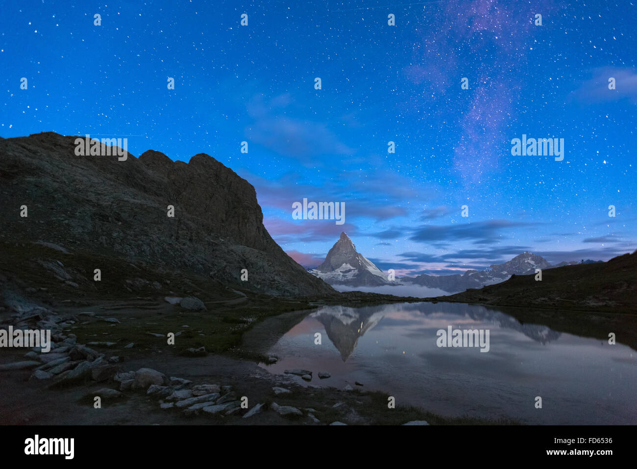 Matterhorn mit Riffelsee vor Morgengrauen, Zermatt, Alpen, Schweiz Stockfoto