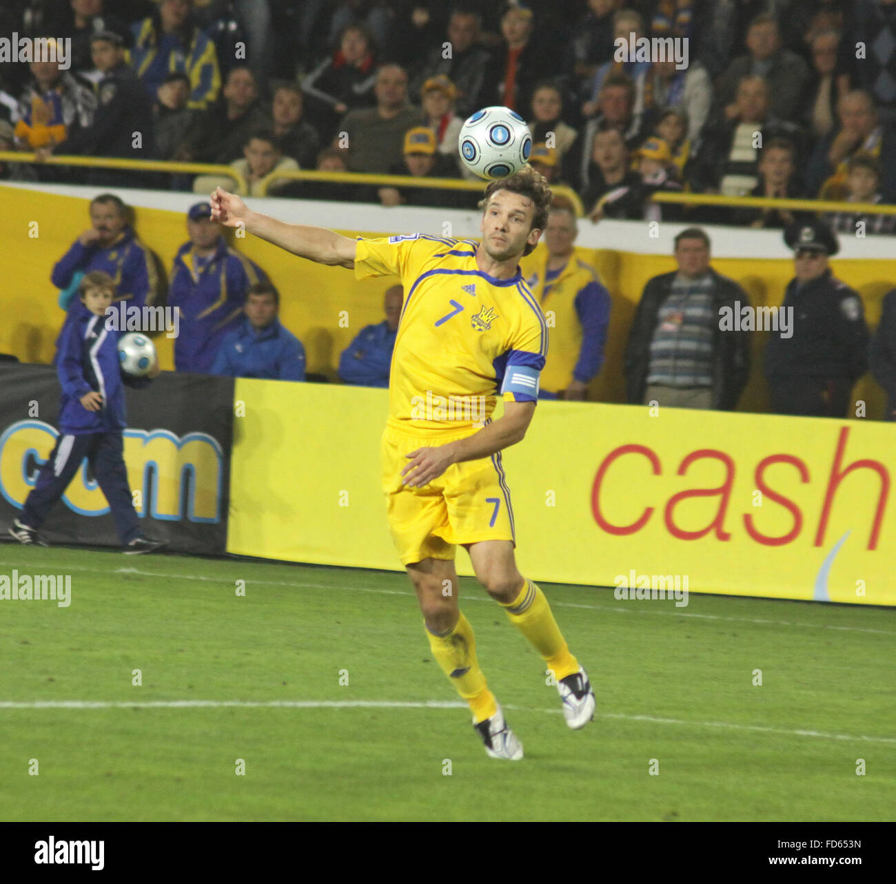 DNIPROPETROVSK, UKRAINE - Oktober 10: Ukraine vorwärts Andriy Shevchenko steuert einen Ball bei FIFA 2010 World Cup Gruppe 6 Qualifying Match zwischen der Ukraine und England am Okt. 10, 2009 in Dnipropetrowsk Stockfoto