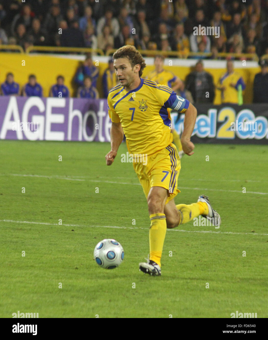 DNIPROPETROVSK, UKRAINE - Oktober 10: Ukraine vorwärts Andriy Shevchenko steuert eine Kugel während FIFA 2010 World Cup Gruppe 6 Quali Stockfoto