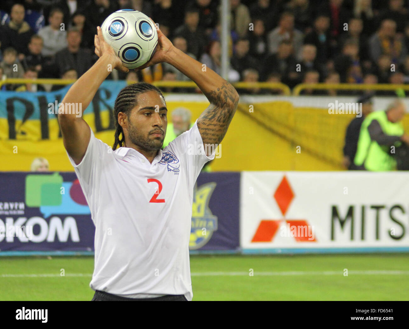 DNIPROPETROVSK, UKRAINE - Oktober 10: Glen Johnson (England) wirft die Kugel während der WC2010 Gruppe 6 Fußball-Qualifikationsspiel zwischen England und der Ukraine am 10. Oktober 2009 in Dnepropetrovsk Stockfoto