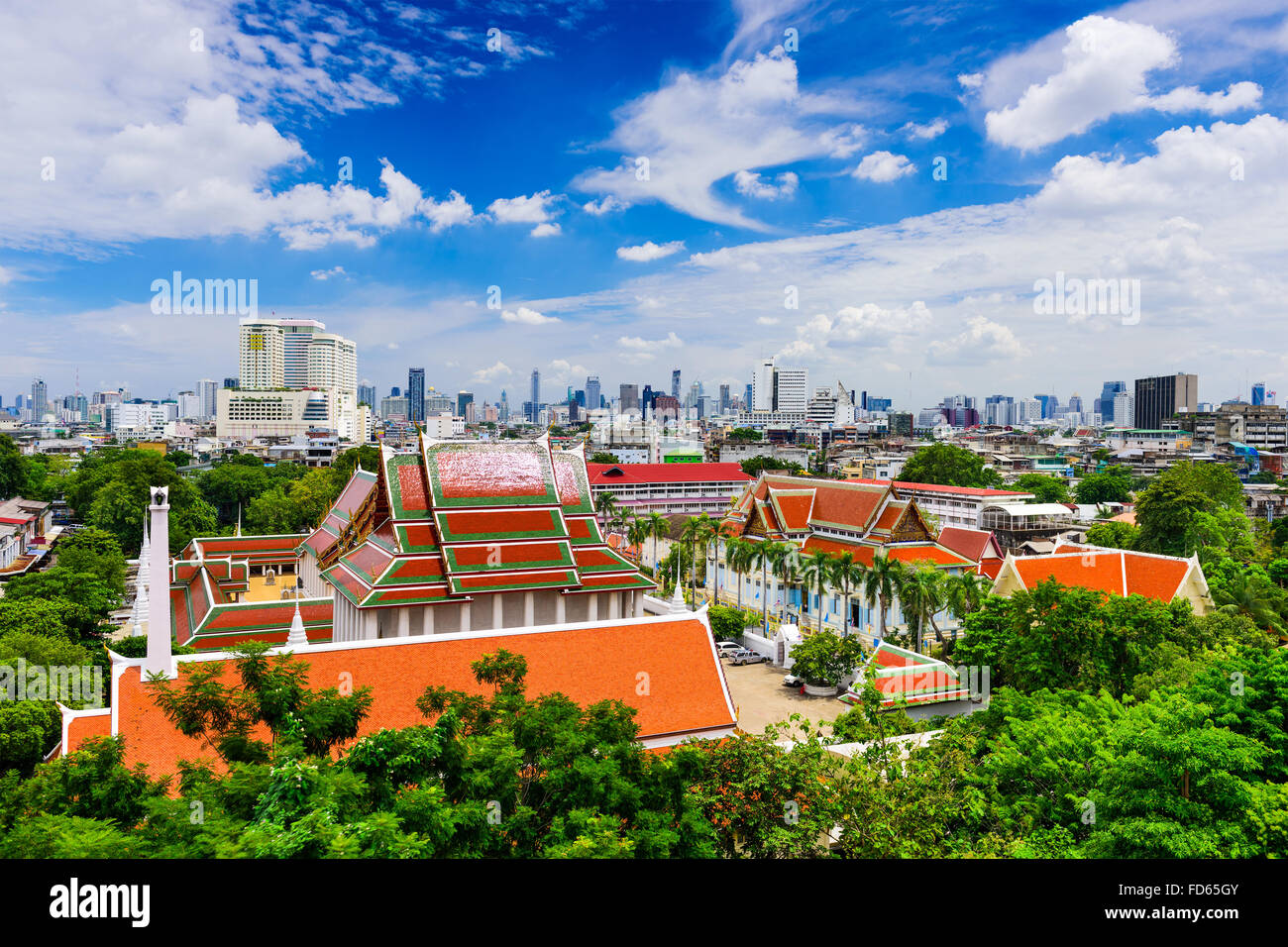 Skyline von Bangkok, Thailand über Wat Saket Tempelgebäude. Stockfoto