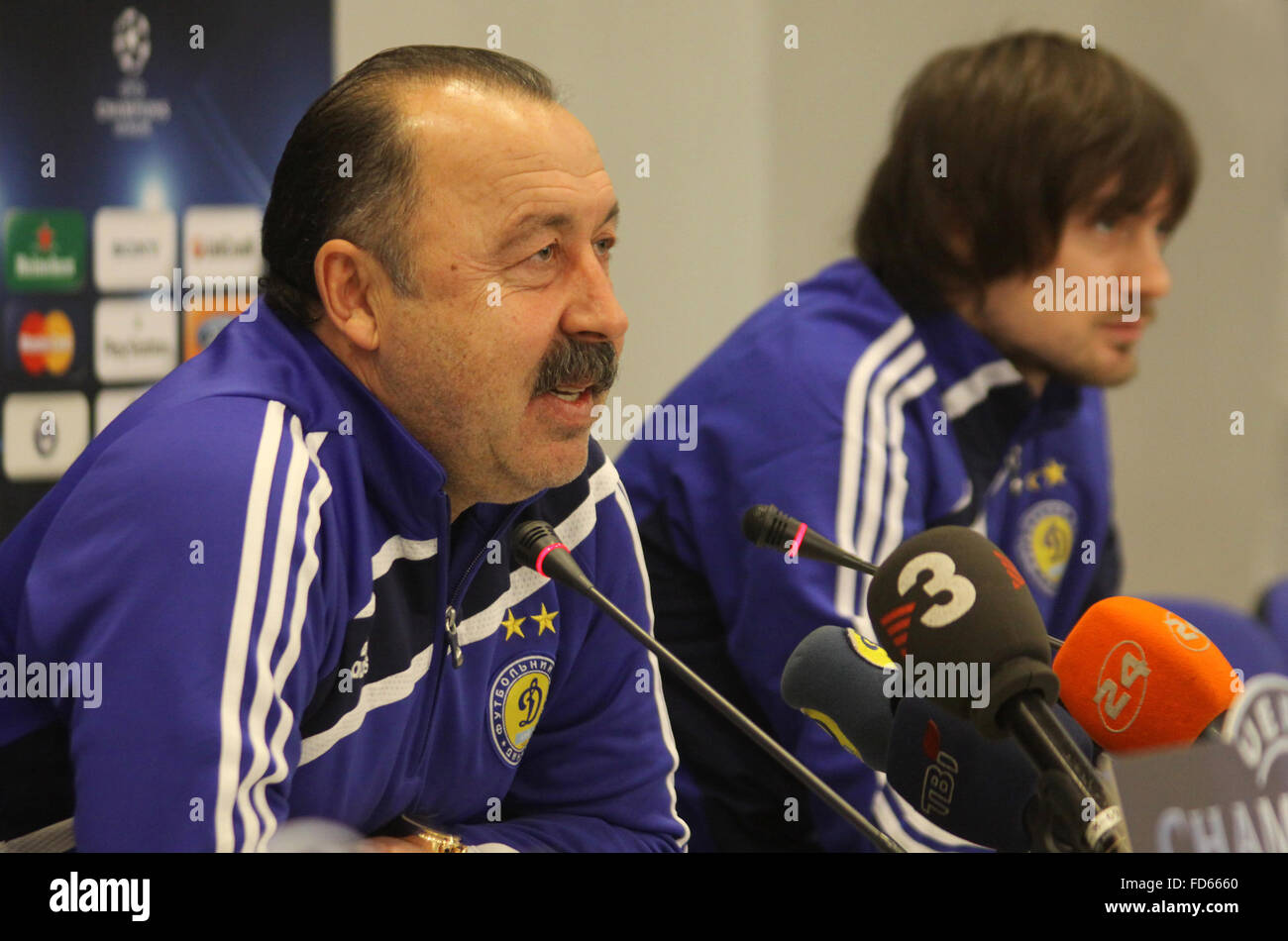 Dynamo Kiew Kopf Trainer Valeri Gazzaev (L) und nach vorne Artem Milevskiy an eine Pressekonferenz teilnehmen Stockfoto