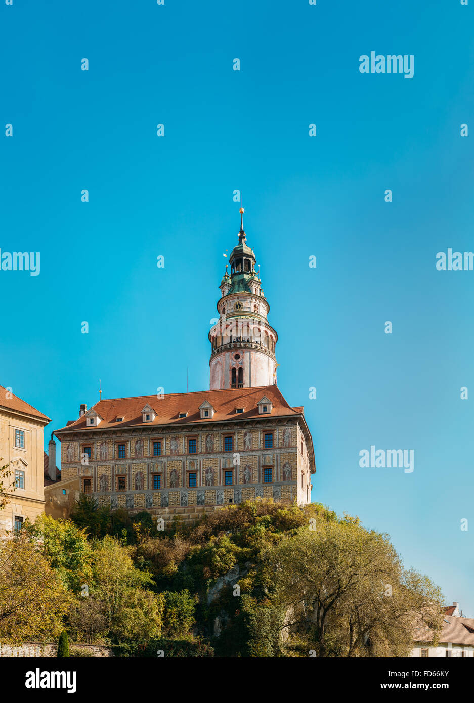 Burgturm in Cesky Krumlov, Tschechische Republik. Sonniger Herbsttag. UNESCO-Weltkulturerbe Stockfoto