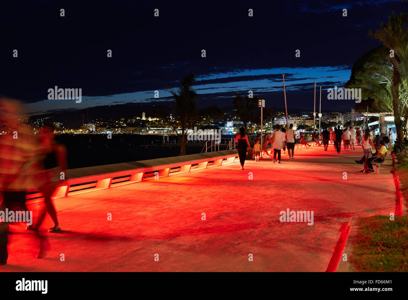 Menschen zu Fuß in einer Sommernacht an der Croisette Strandpromenade in Cannnes Stockfoto