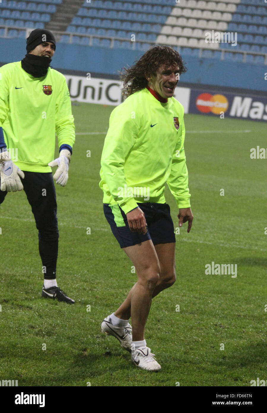 FC Barcelona-Verteidiger Carles Puyol läuft während der Trainingseinheit vor UEFA Champions League-Fußballspiel gegen Dynamo Kyiv Stockfoto