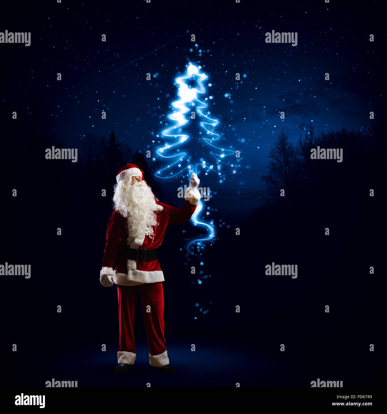 Bild vom Weihnachtsmann im roten Kostüm mit Weihnachtsbaum