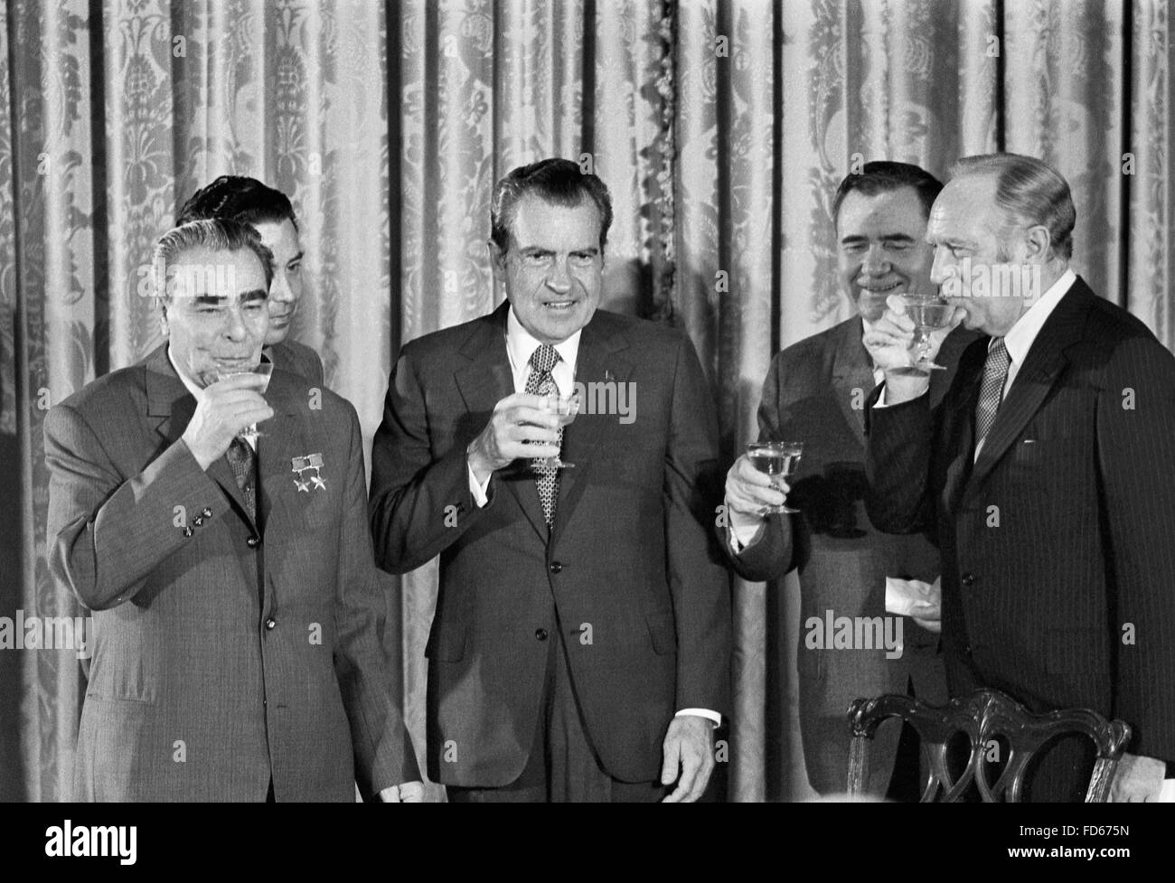 Nixon und Breschnew. Präsident Richard Nixon mit (von links nach rechts) sowjetischen Staatschef Leonid Brezhnev, sowjetische Minister für auswärtige Angelegenheiten Andrei Gromyko und Staatssekretär William P. Rogers, 19. Juni 1973 Stockfoto