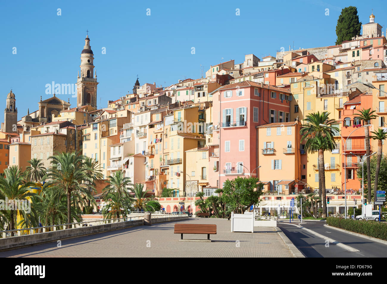 Menton, alte Stadthäuser und Street am Morgen, Côte d ' Azur Stockfoto