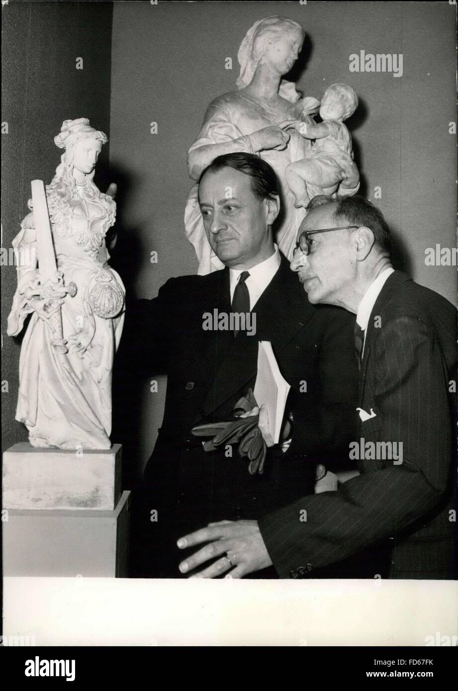 1968 - M. André Malraux besucht eine Paris Kunst Ausstellung. M. André Malraux, französischer Staatsminister, mit kulturellen Angelegenheiten, besuchte eine große Ausstellung am '' der mittelalterlichen Kunst in Champagner '' an der Musse De L'Orangerie heute Morgen. OPS: M. André Malraux Besuch der Ausstellung mit dem Direktor des Musse De L'Orangerie. © Keystone Bilder USA/ZUMAPRESS.com/Alamy Live-Nachrichten Stockfoto