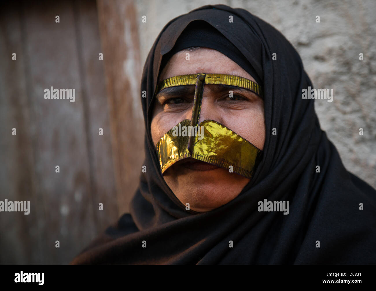 Bandari Frau tr gt einen traditionellen gold Maske  genannt 