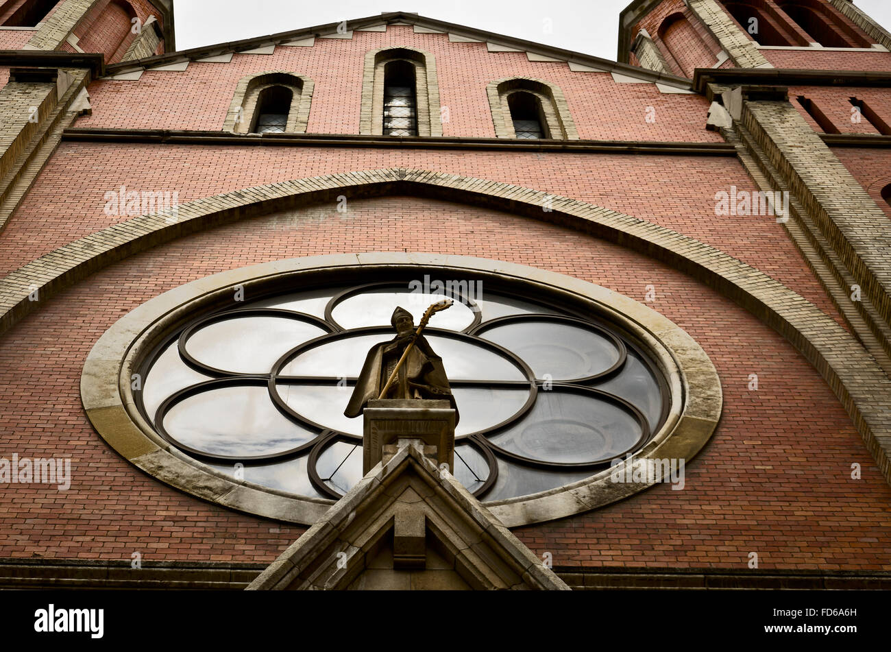 Eine orangefarbene Backsteinkirche vorne in einer Straße von Madrid, Spanien Stockfoto