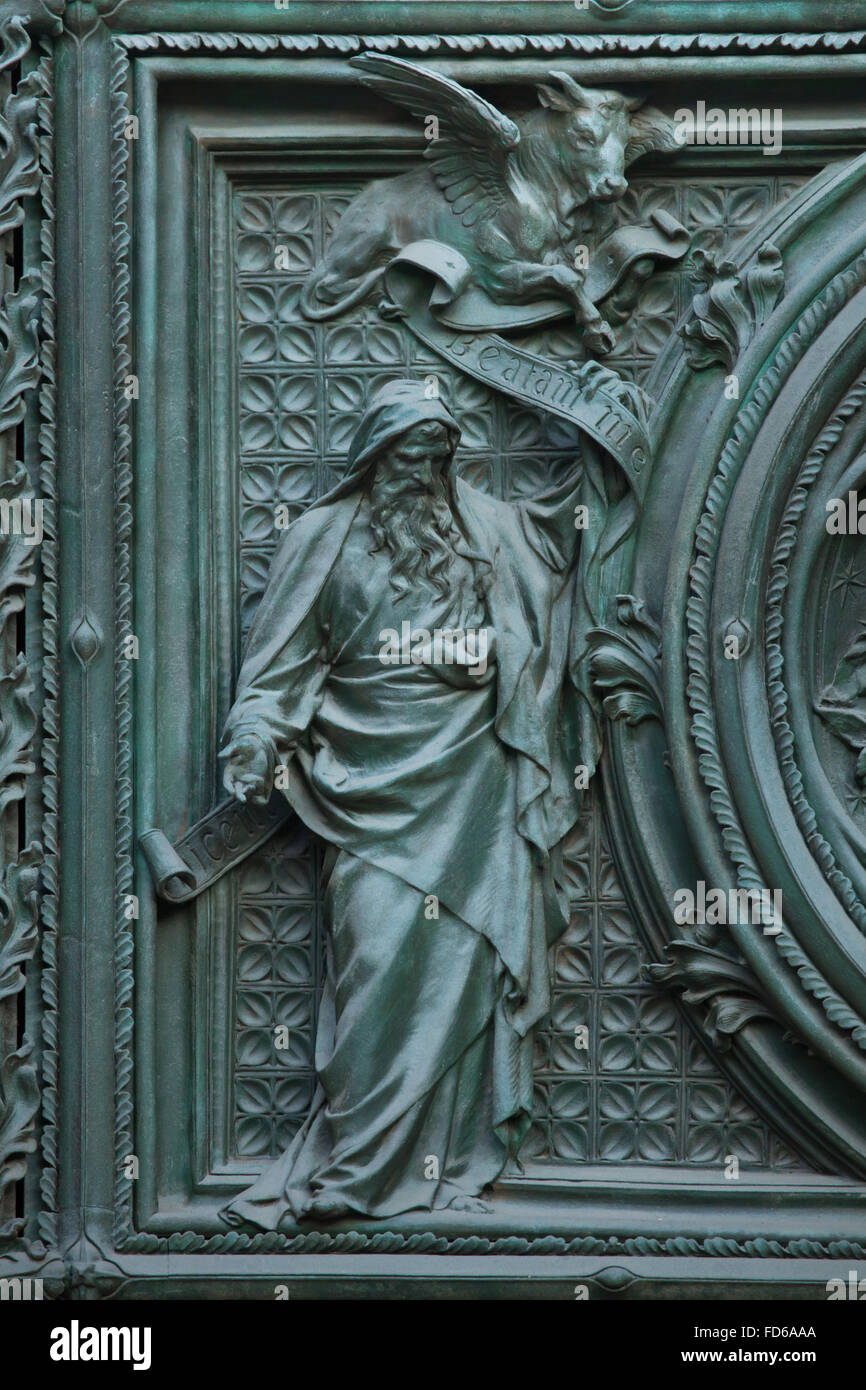 Lukas der Evangelist. Detail der bronzene Eingangstür von der Mailänder Dom (Duomo di Milano) in Mailand, Italien. Die Bronzetür wurde von dem italienischen Bildhauer Ludovico Pogliaghi 1894-1908 entworfen. Stockfoto