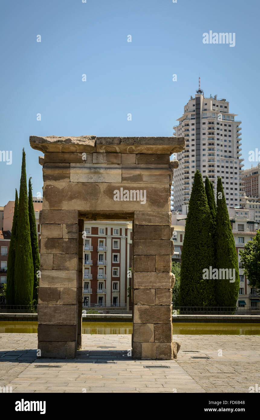 Blick auf das Tor in den Tempel von Debod, Madrid, Spanien Stockfoto
