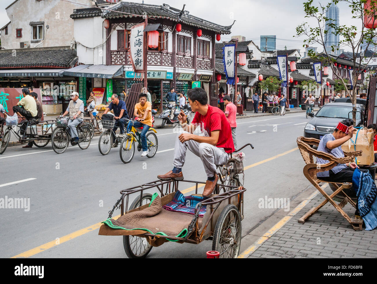 China, Shanghai, lebendige Straßenszene in Shanghai Old Street, Fangbang Middle Road in der Altstadt von Shanghai Stockfoto