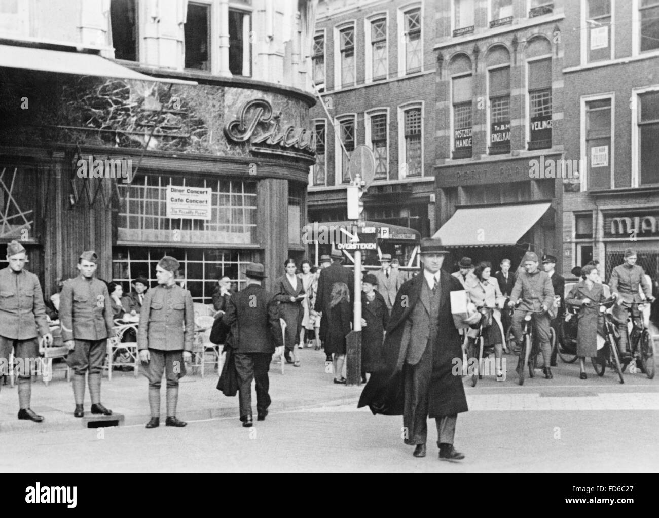 Entlassenen niederländische Soldaten in Den Haag, 1940 Stockfoto