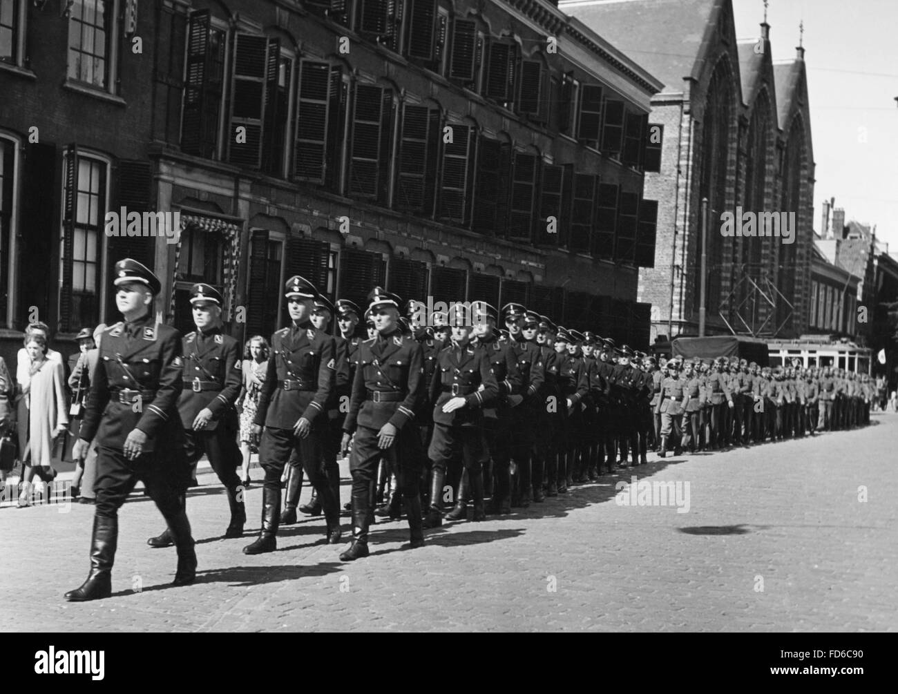 Niederländische SS-Leute März in Den Haag, 1942 Stockfoto