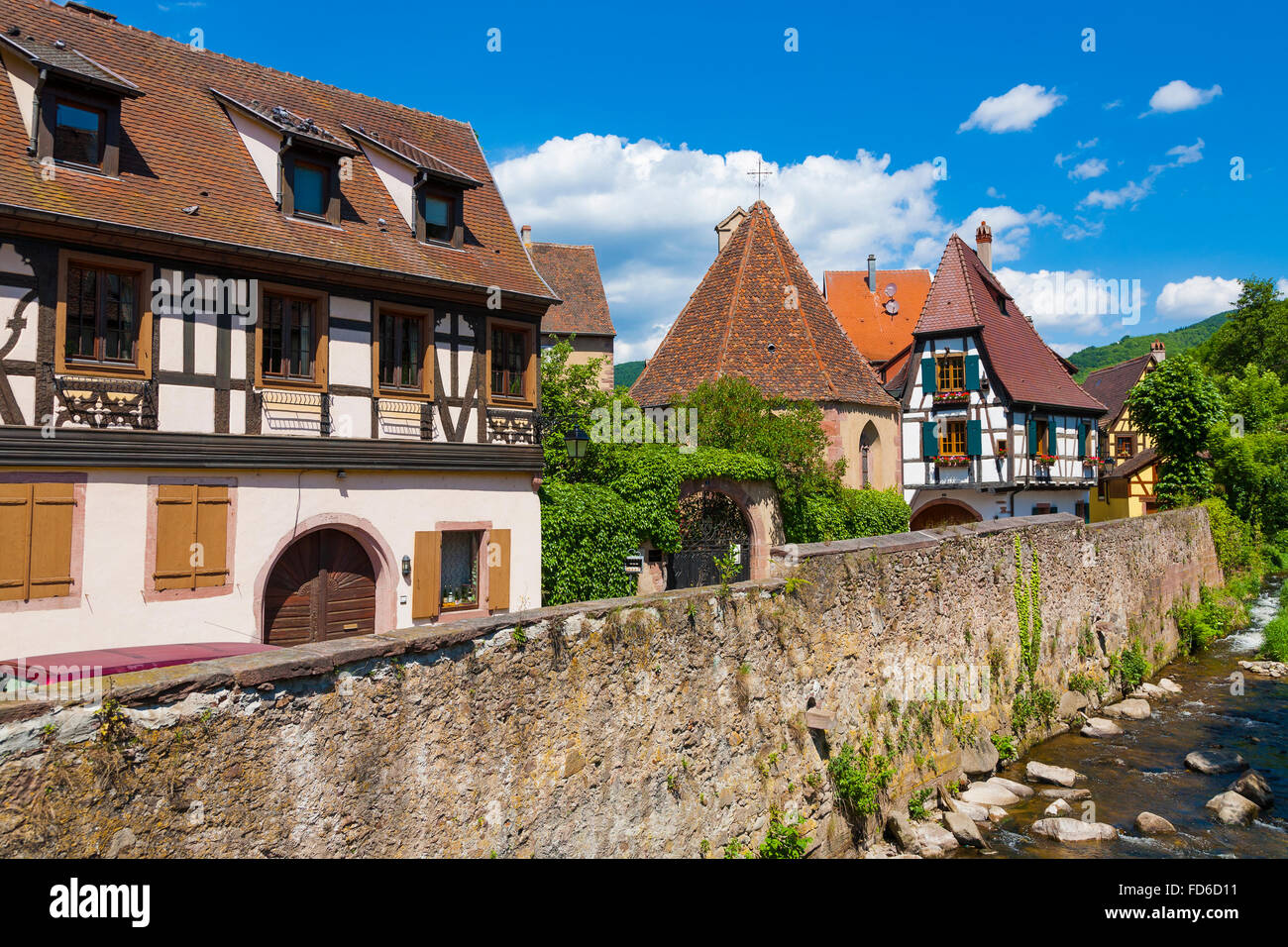 Häuser am Rande der Weiss Fluss Kaysersberg, Weinstraße, Elsass Haut-Rhin-Frankreich Stockfoto