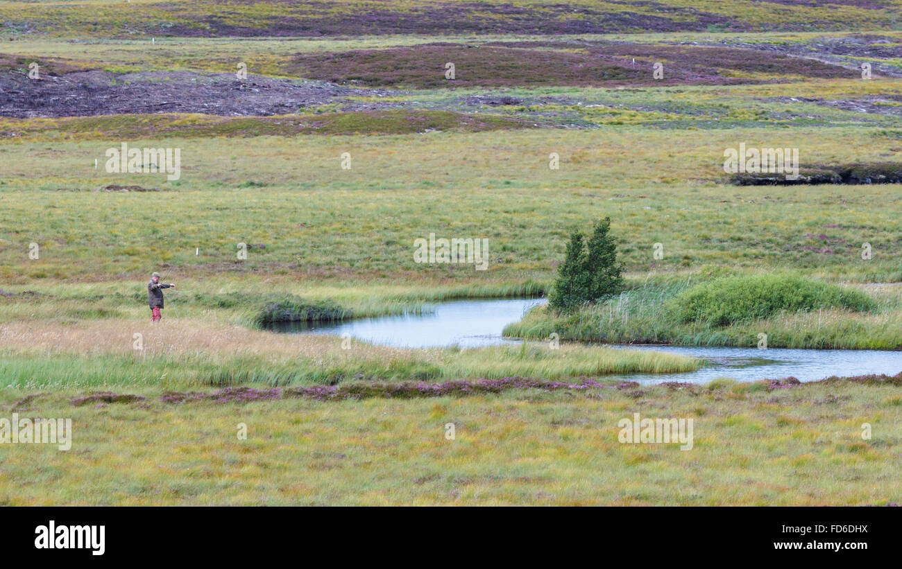 Mann-Fliegenfischen in der Nähe von Lochindorb Stockfoto