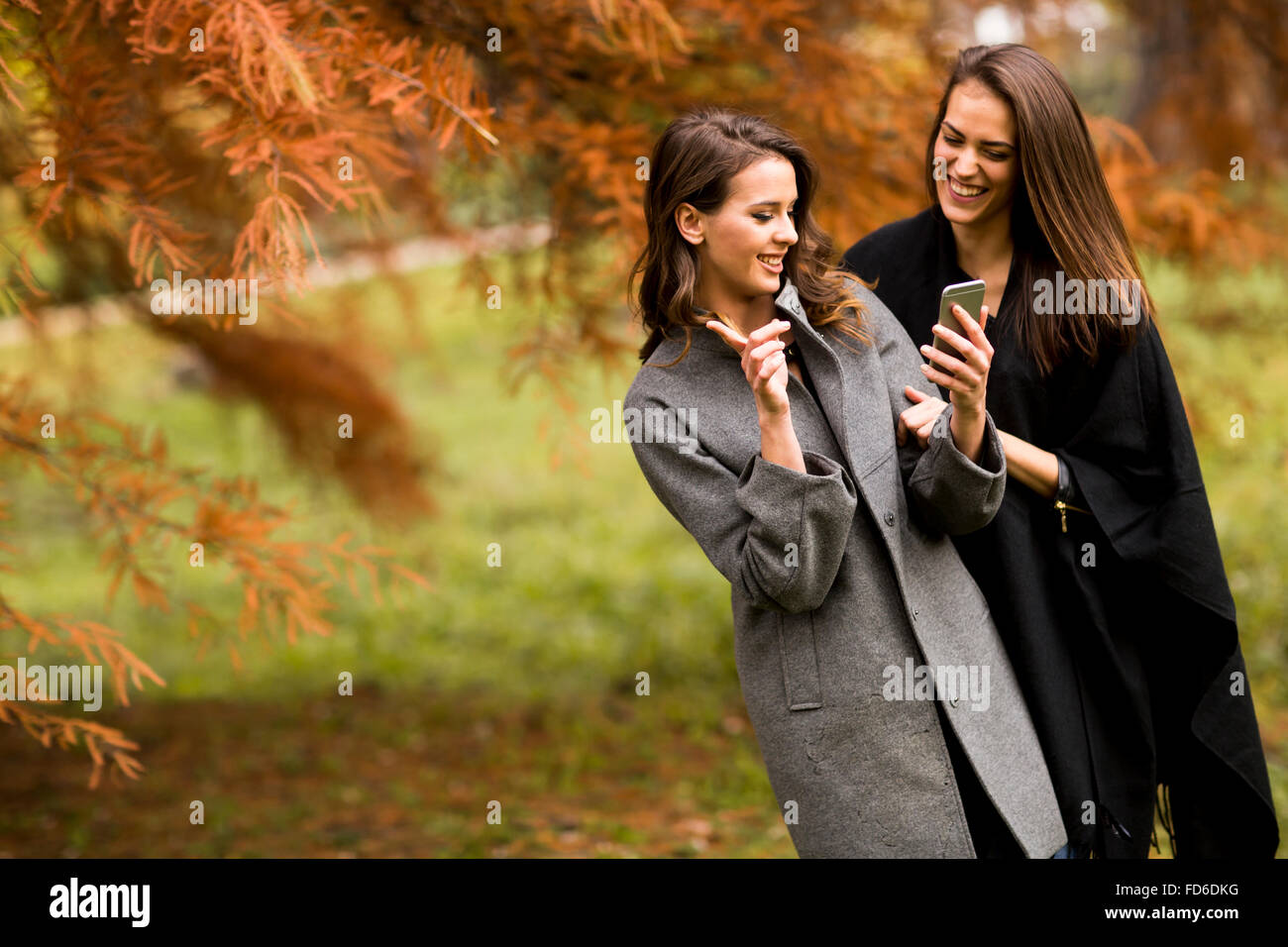 Junge Frauen, die die Selfie mit Outdoor-smartphone Stockfoto