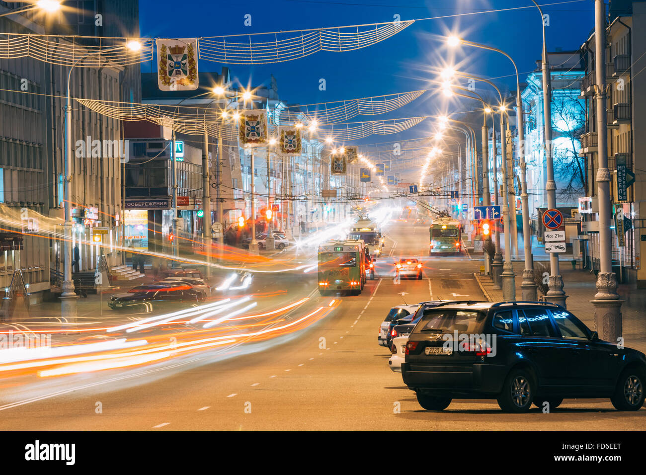 GOMEL, Weißrussland - 22. November 2014: Speed Traffic - Light Trails auf Lenin Avenue In Gomel, Weißrussland. Straße in der Nacht, lange Exposu Stockfoto