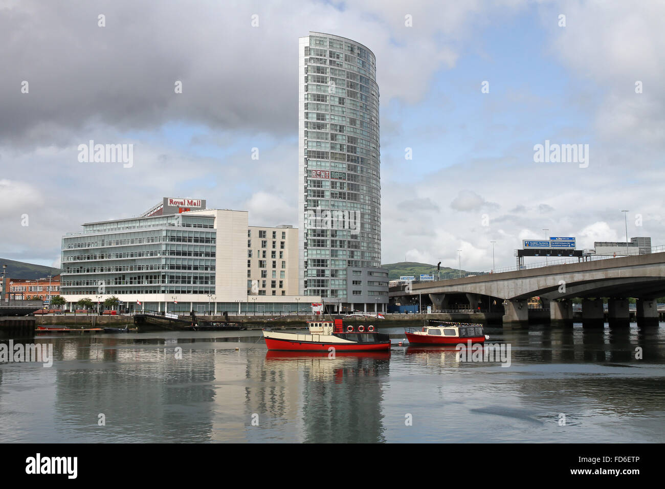 Blick über den Fluss Lagan Belfast in Richtung der Obel Mehrfamilienhaus Belfast. Stockfoto