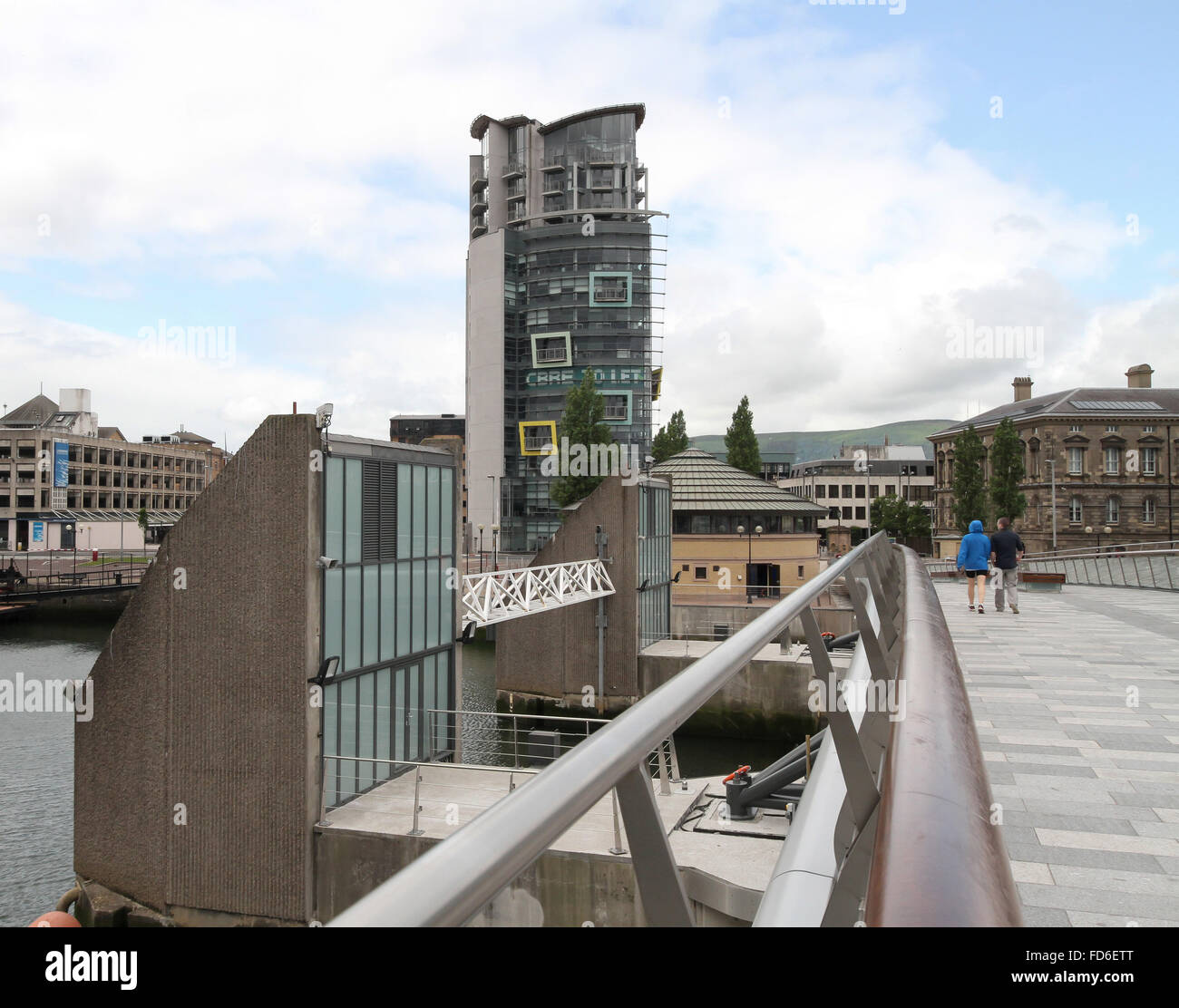 Blick über den Fluss Lagan Belfast am Lagan Weir. Auf der linken Seite ist das Boot (Büros und Wohnungen); auf der rechten Seite ist der Zoll Stockfoto