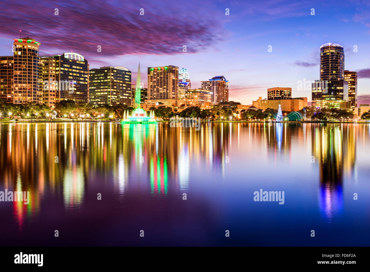 Orlando, Florida, USA Skyline der Innenstadt vom Eola Park. Stockfoto