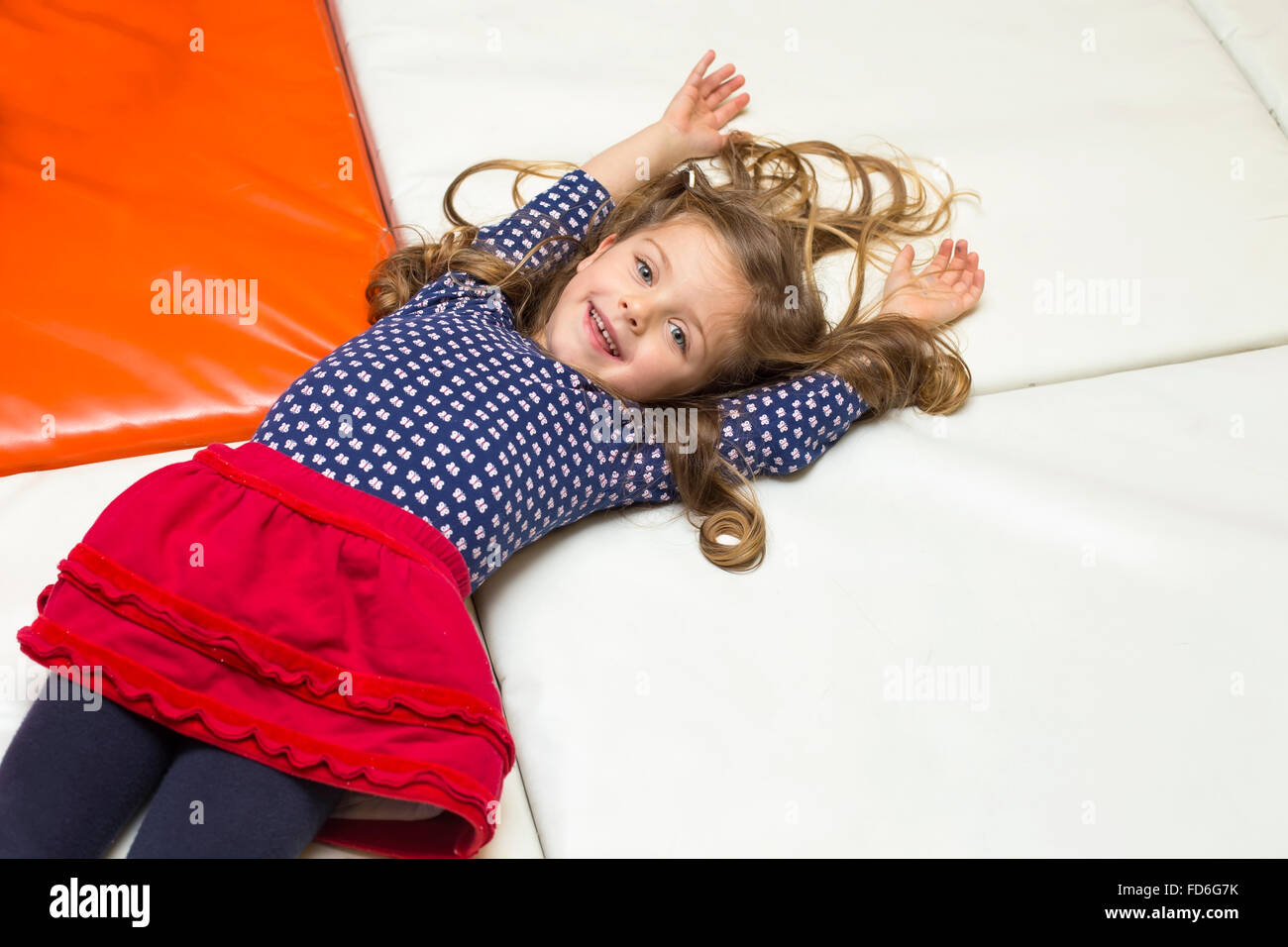 Kleines Mädchen auf Spielplatz Stockfoto