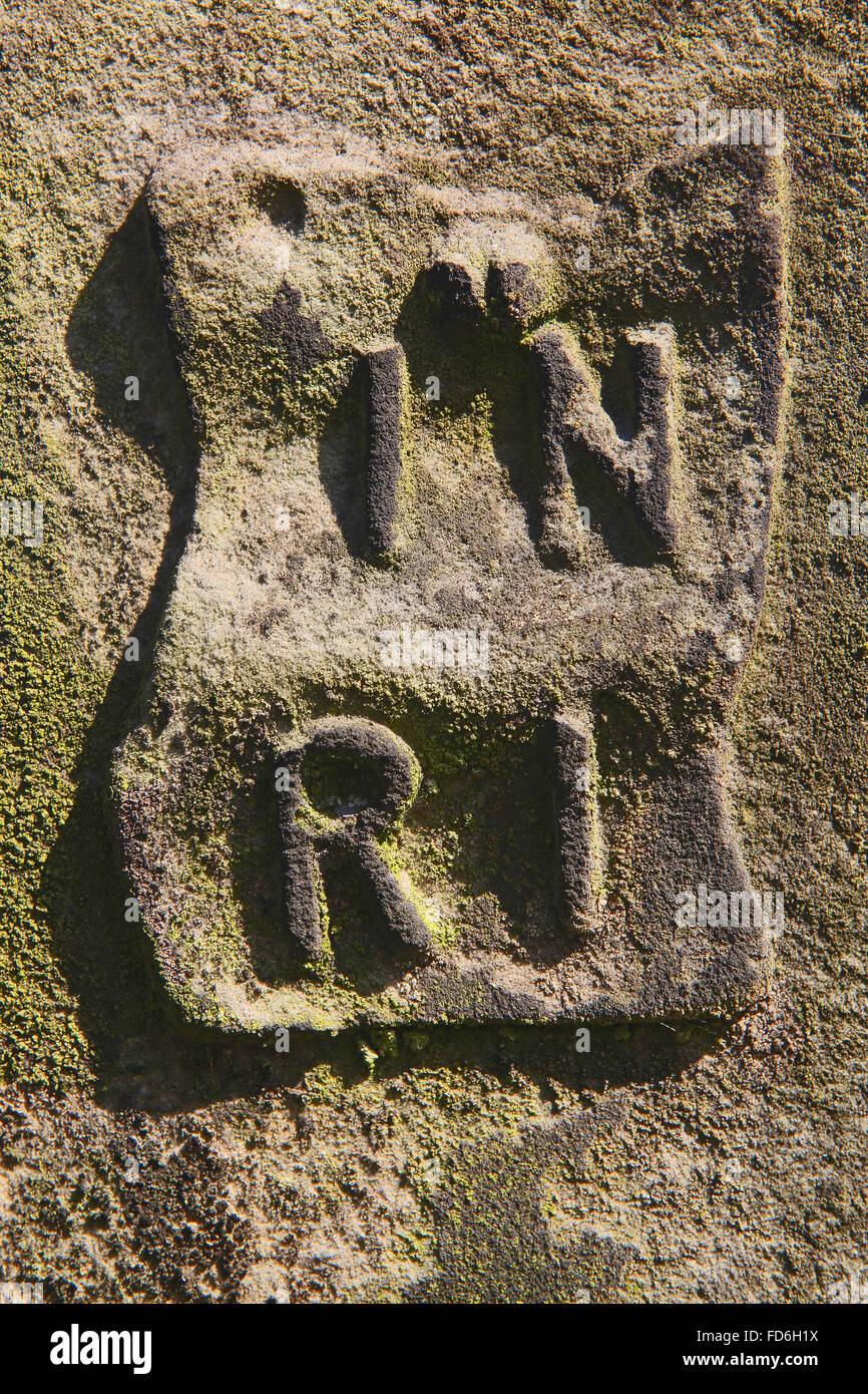 INRI-Briefe an einen alten Grabstein Stockfoto