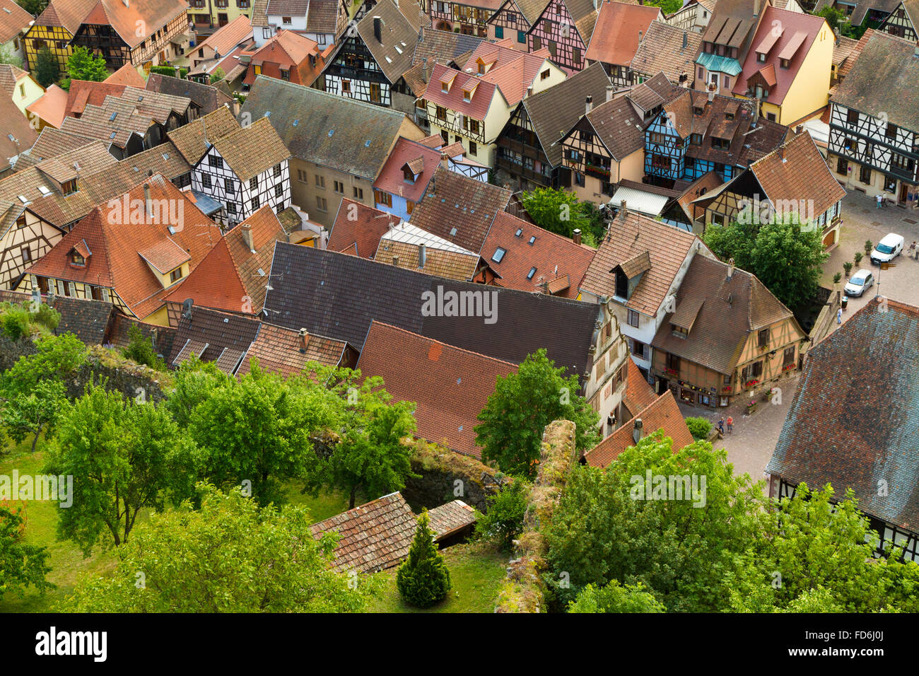 Anzeigen der Dorf von Kaysersberg aus Burg, Elsass, Weinstrasse Elsass Haut-Rhin-Frankreich Stockfoto