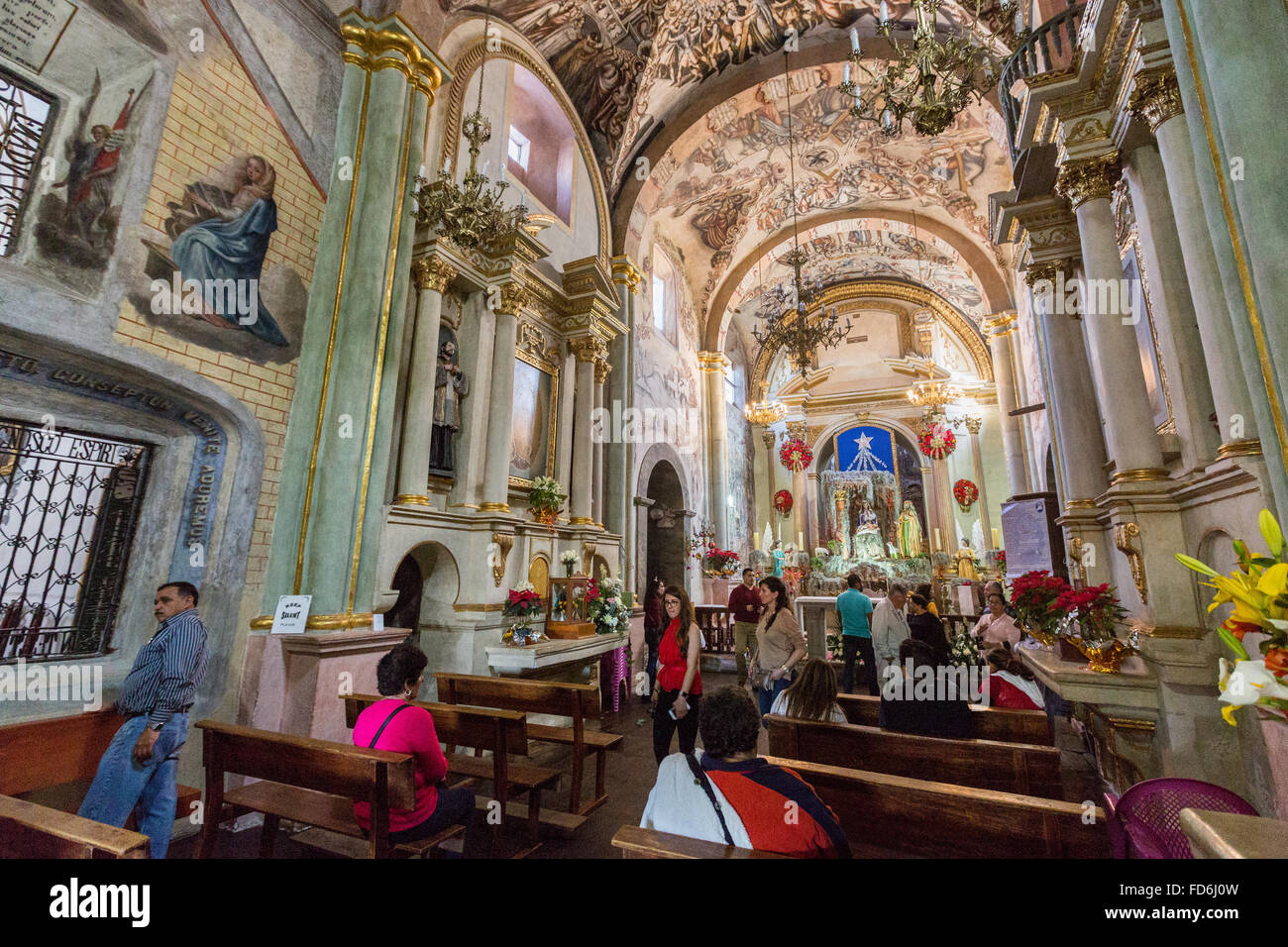 Diener im Inneren Heiligtum Atotonilco mit Mexican Folk barocken Wandmalereien bemalt an der Decke und Wände in Atotonilco, Mexiko. Die Bilder wurden von Antonio Martinez de Pocasangre und Jose Maria Barajas über einen Zeitraum von dreißig Jahren getan und ist bekannt als der Sixtinischen Kapelle von Mexiko. Stockfoto