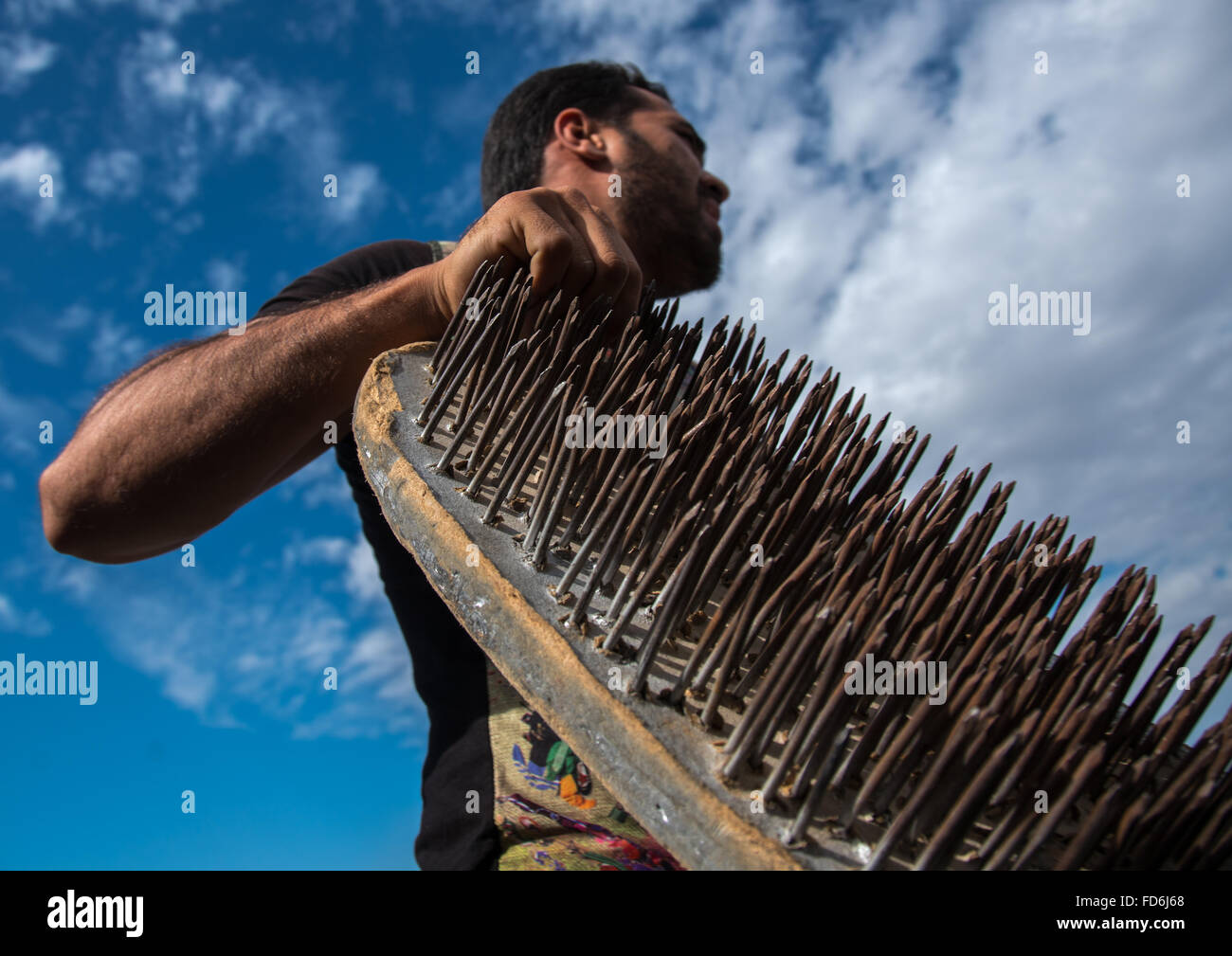 iranische Künstlerin mit einem Nagelbett, Hormozgan, Minab, Iran Stockfoto