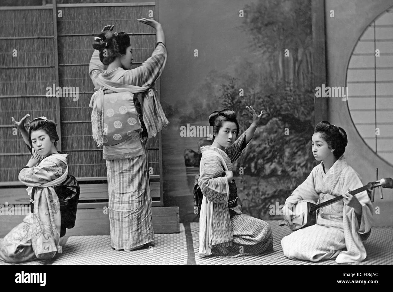 Japanische Geishas, die 1910 Stockfoto