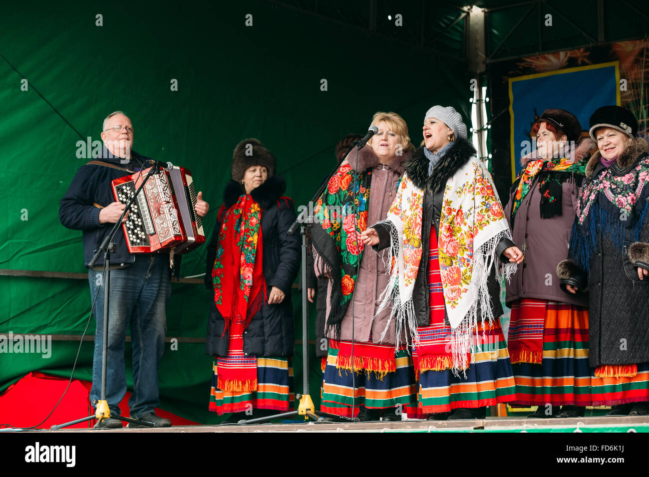 Unbekannte Frauengruppe in nationale Kleidung zur Feier der Masleniza - traditionellen russischen Feiertag - Fastnacht Stockfoto