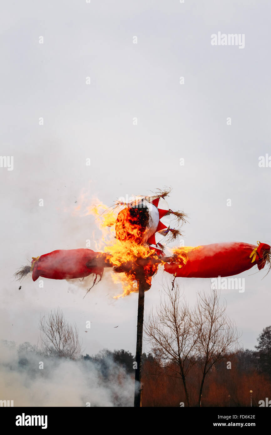 Brennende Bildnisse Stroh Masleniza in Feuer auf den traditionellen Urlaub widmet sich der Ansatz des Frühlings - slawischen Feier Sh Stockfoto