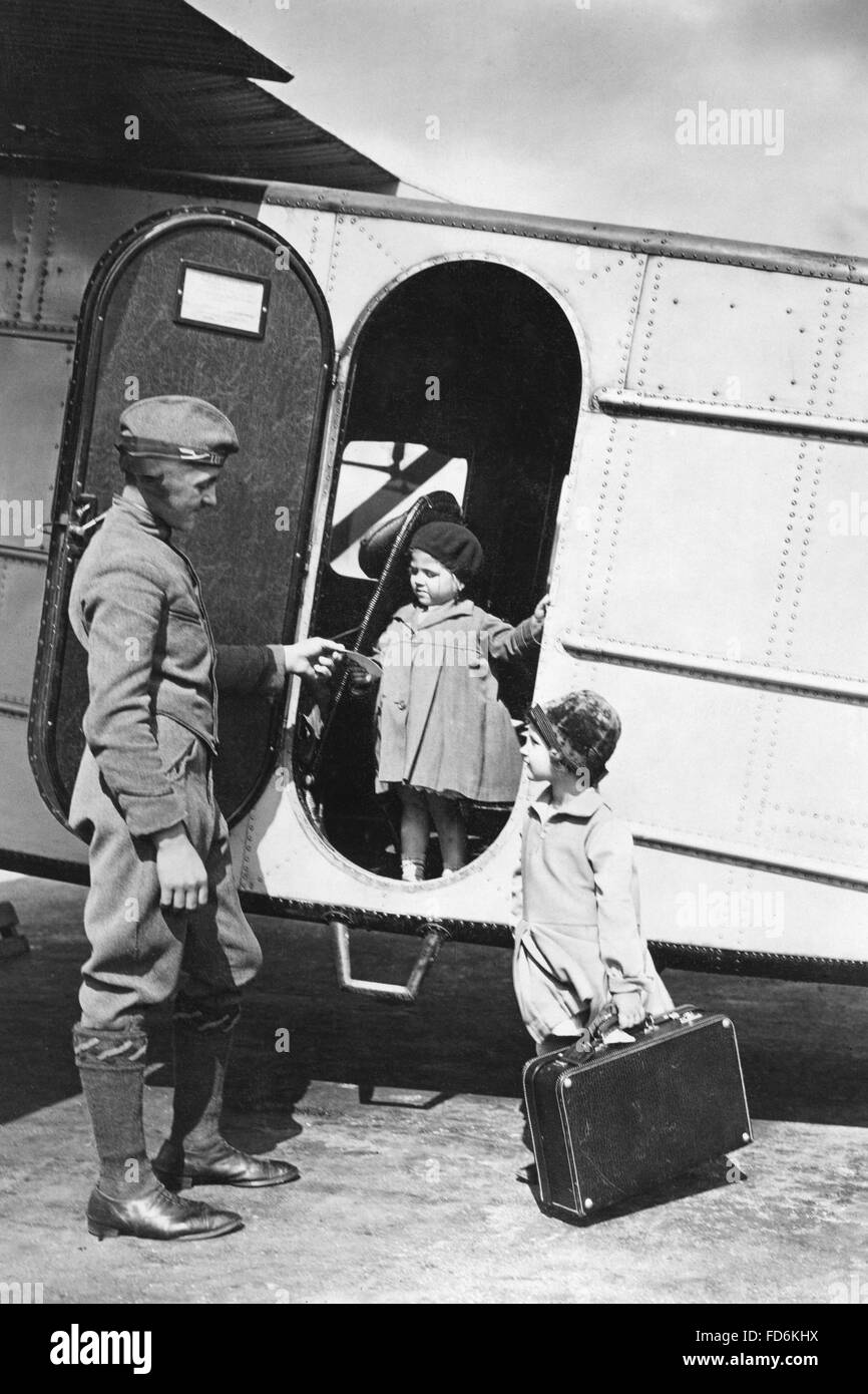 Zwei Kinder neben einem Flugzeug der Lufthansa, 1928 Stockfoto